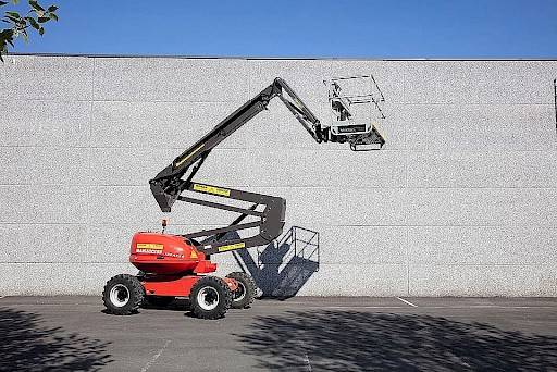 Hoogwerker met knikarm van het merk Genie, type 160atj+ bij bedrijfsgebouw